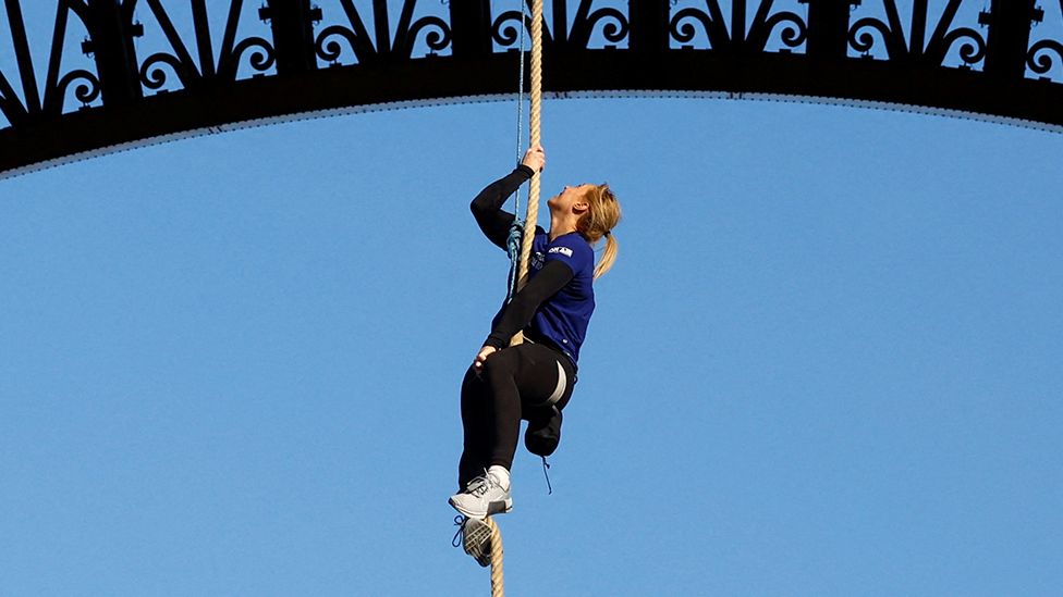 Athlete rope climbs 110m up the Eiffel Tower - BBC Newsround