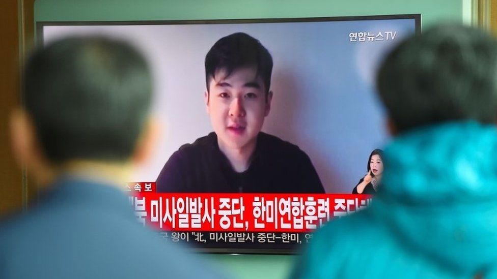 South Koreans watch a television broadcast of the video in Seoul (8 March 2017)