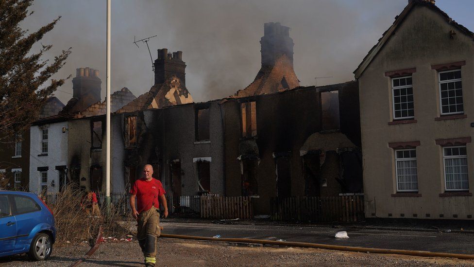 Пожарные на месте пожара в деревне Веннингтон на востоке Лондона.