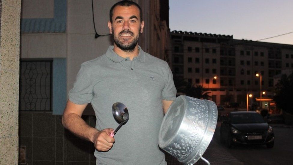 Moroccan activist Nasser Zefzafi banging on a pot during a protest in the northern city of al-Hoceima (06 May 2017)