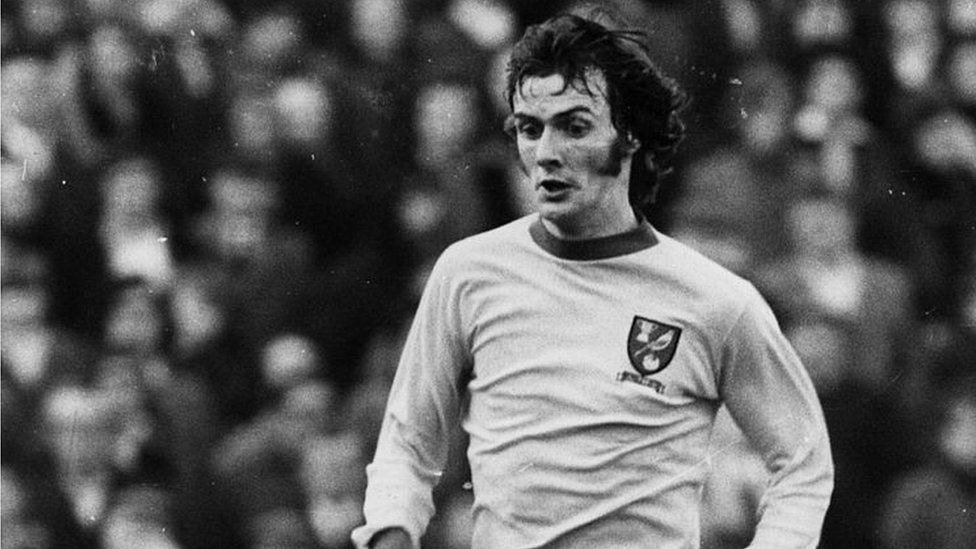 Neil O'Donnell running on the pitch in Norwich City kit in 1973
