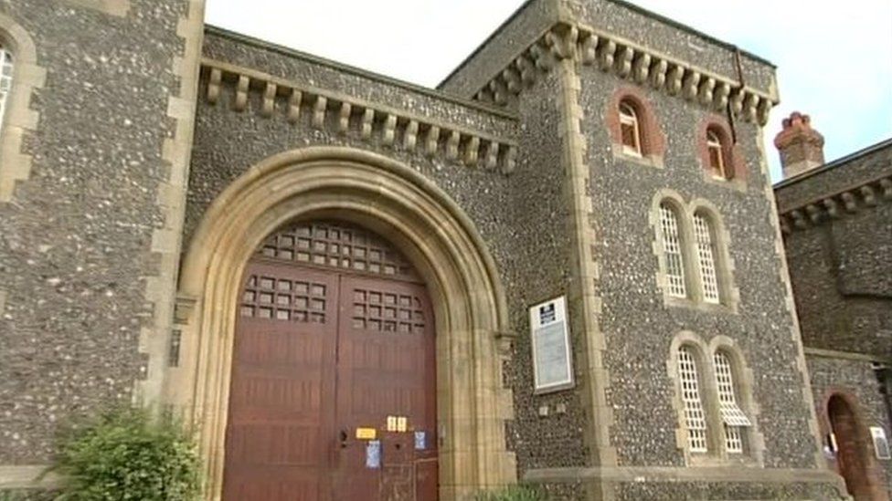 Lewes Prison whistleblower officer sacked - BBC News