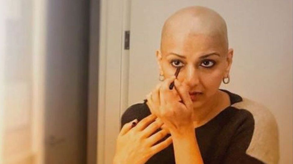 Sonali Bendre: Bollywood star&#39;s cancer posts inspires India fans - BBC News