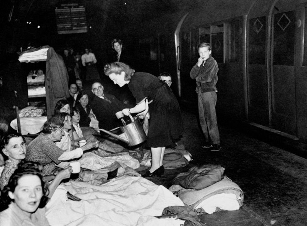 Pessoas em metrô de Londres durante Segunda Guerra