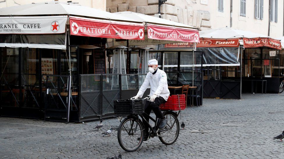 Resultado de imagem para Em Roma, alguns bares e cafés seguem funcionando, mas apenas fazendo entregas (Foto: REMO CASILLI/REUTERS via BBC)