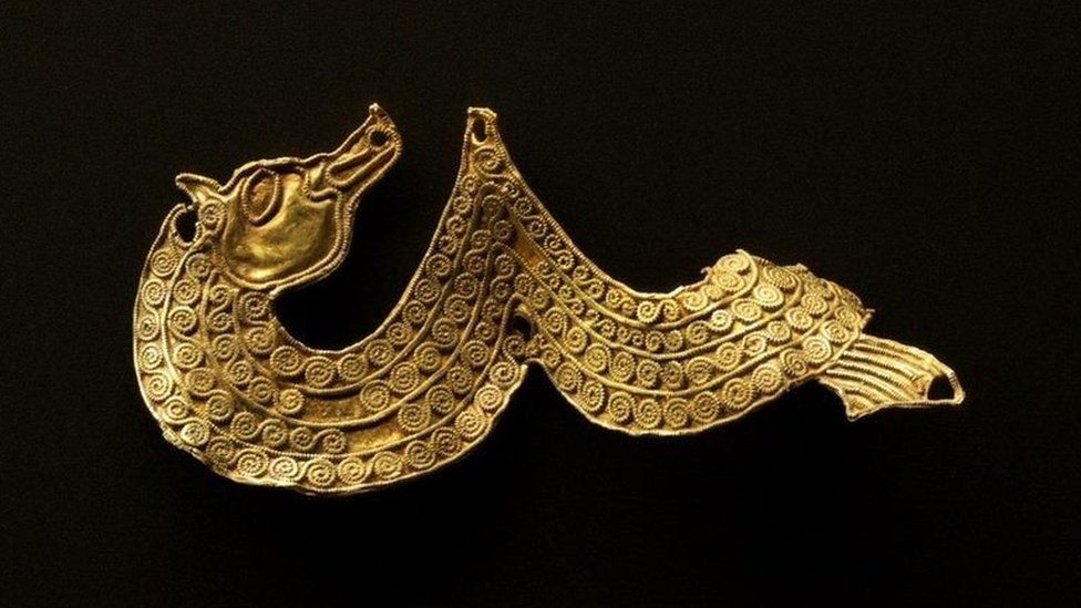 Gold mount with horse head decorated with gold filigree