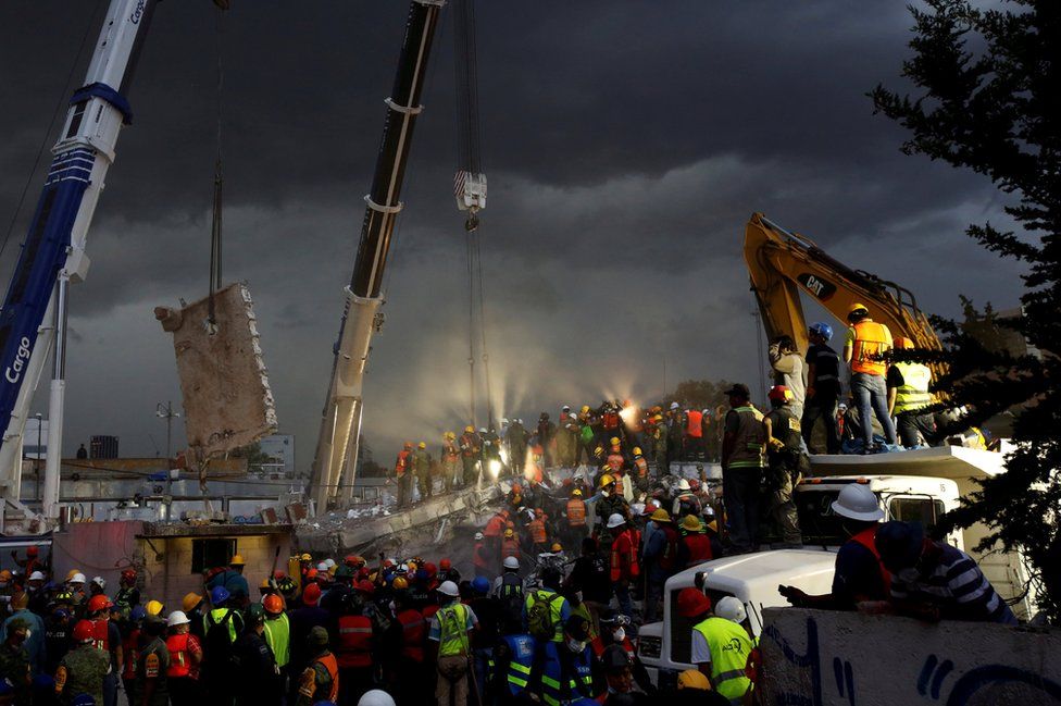 Rescue workers and Mexican soldiers take part in a rescue operation at a collapsed building after an earthquake at the Obrera neighbourhood in Mexico City, Mexico 20 September 2017.