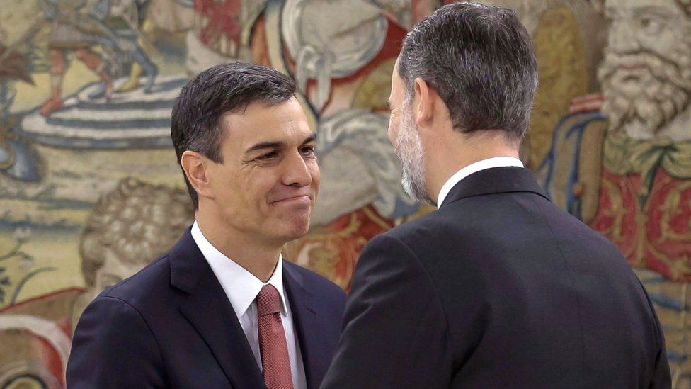 Spain's new Prime Minister Pedro Sanchez (left) shakes hands with Spain's King Felipe VI during a swearing-in ceremony at the Zarzuela Palace near Madrid, 2 June 2018