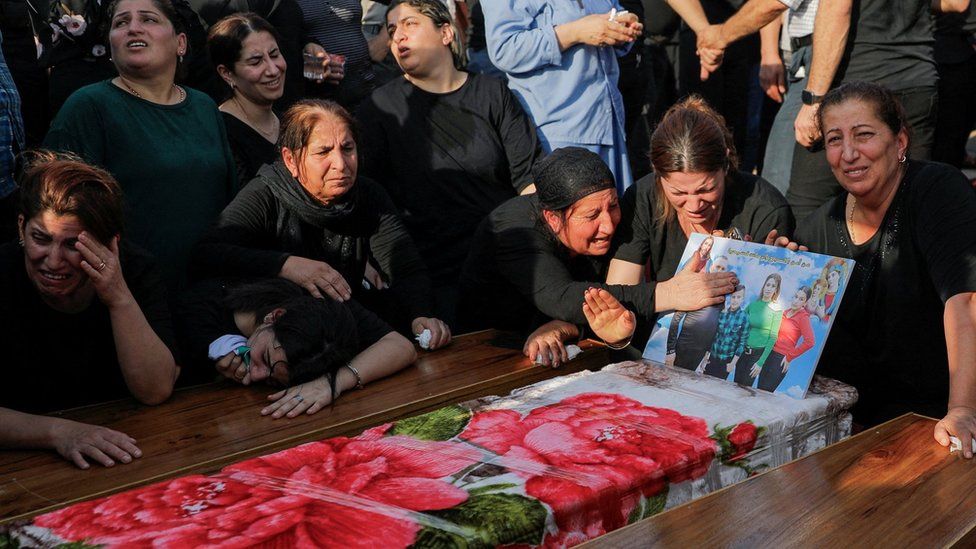 Iraqi women mourn a victim of a fire at a wedding party in Qaraqosh, northern Iraq (27 September 2023)