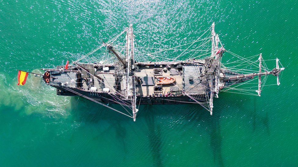 Weymouth Harbour: 17th century El Galeón replica ship arrives - BBC News