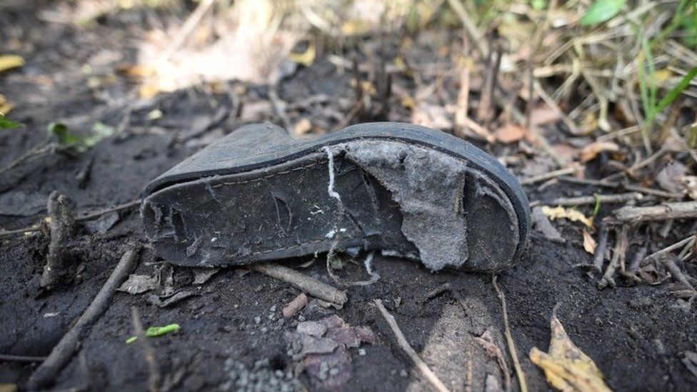 A shoe is pictured at the site of unmarked graves where a forensic team and judicial authorities are working after human skulls were found, in Alvarado, in Veracruz state, Mexico, 19 March, 2017