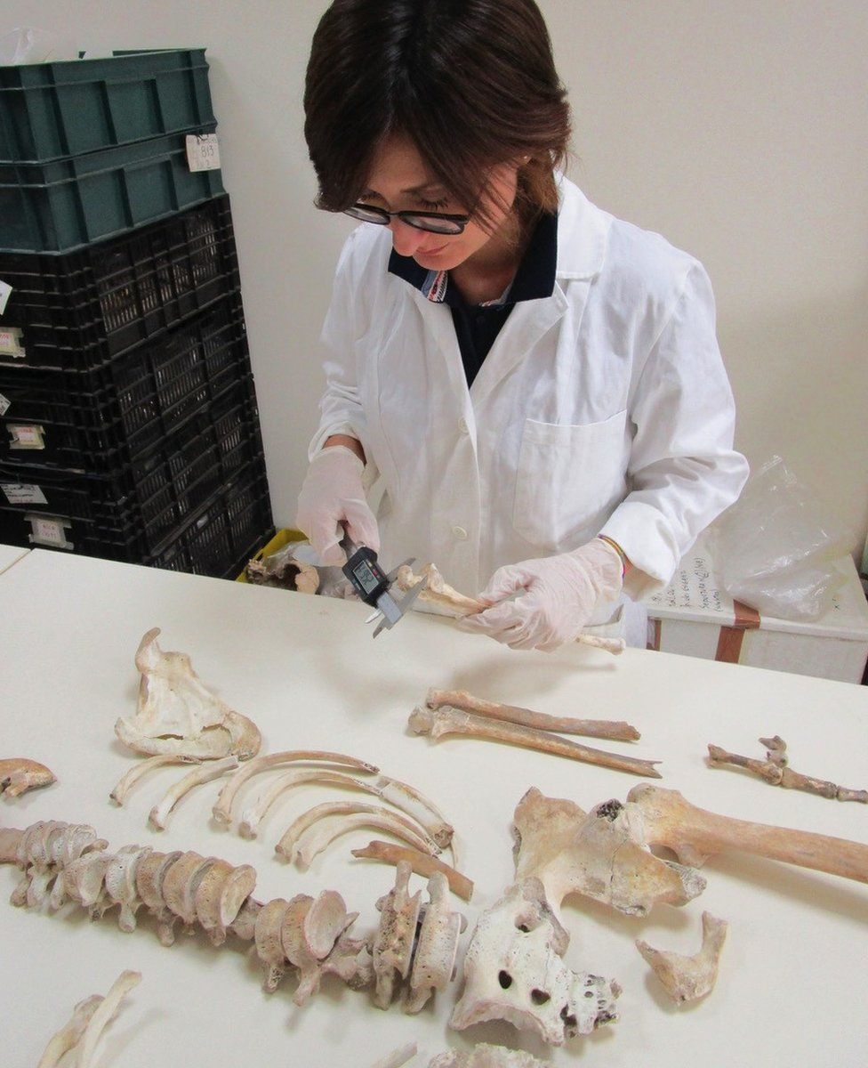 Доктор Серена Вива изучает один из скелетов Помпеи