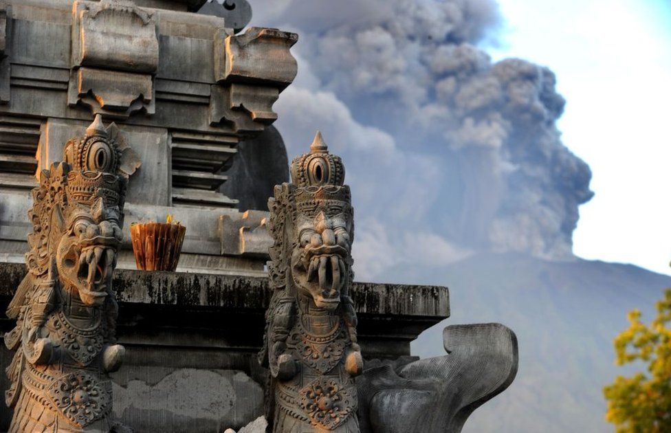 Detalle de un templo en Bali, con el volcán de fondo.