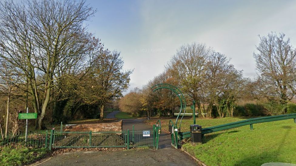 Primrose Valley Park: Teenage girl grabbed by man in Leeds - BBC News