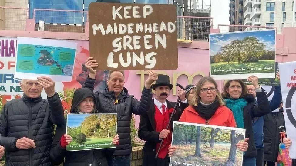 A group of protesters holding signs against the Maidenhead Golf Course development. One says "Keep Maidenhead's green lung".