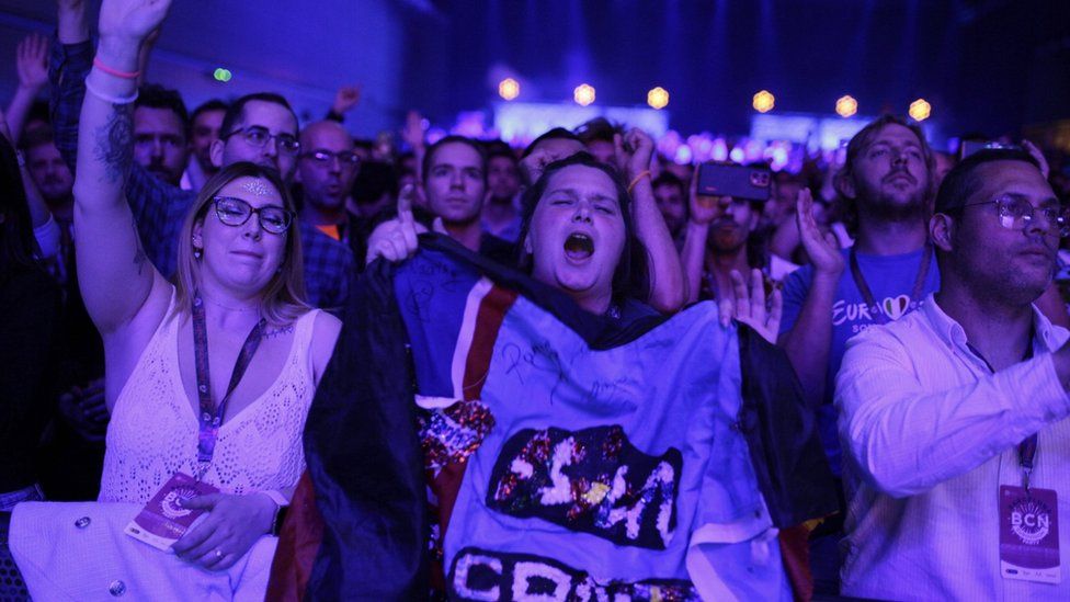 Поклонники на вечеринке Eurovision в Барселоне