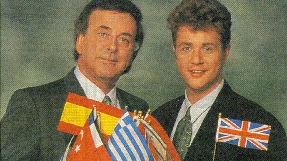 Michael Ball ifanc gyda'r diweddar Terry Wogan yn hyrwyddo Eurovision '92