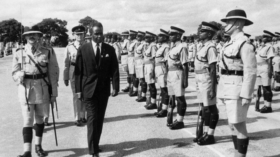 Премьер-министр новой независимой Северной Родезии Кеннет Каунда инспектирует полицию Северной Родезии