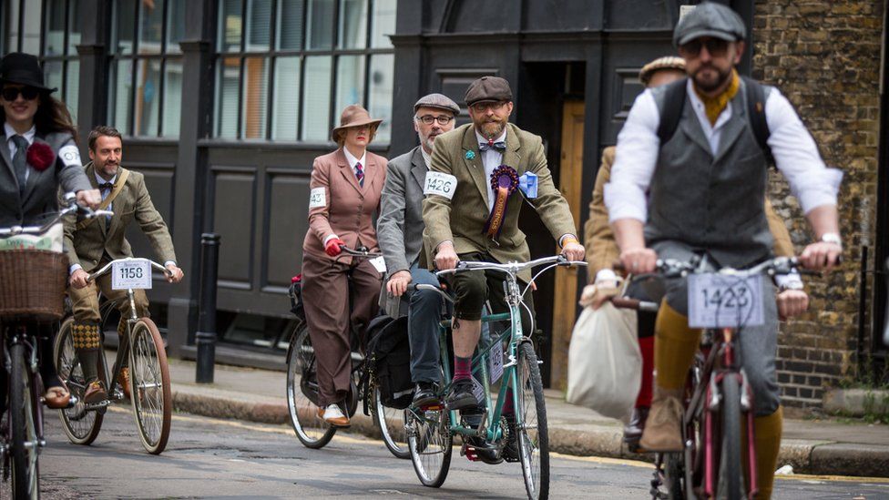 Tweedy riders: Lewis's first Harris Tweed bike ride - BBC News