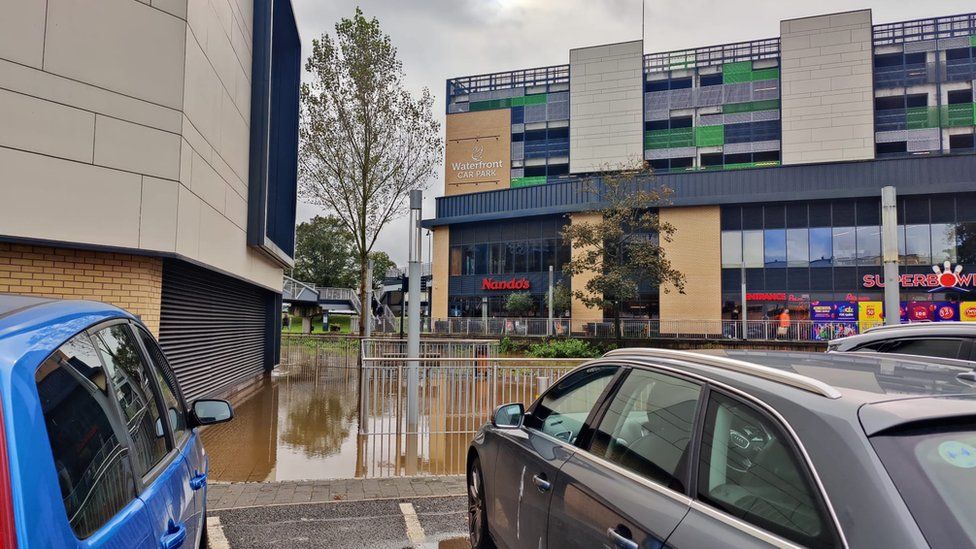 Cars trapped when mall parking structure floods