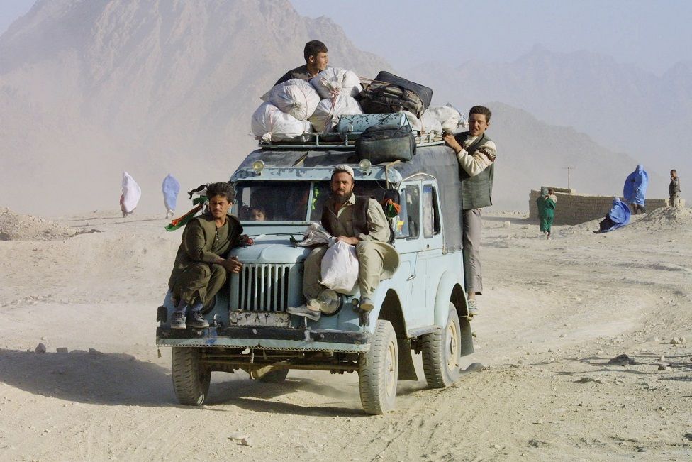 Афганцы бегут из Кабула в 2001 году