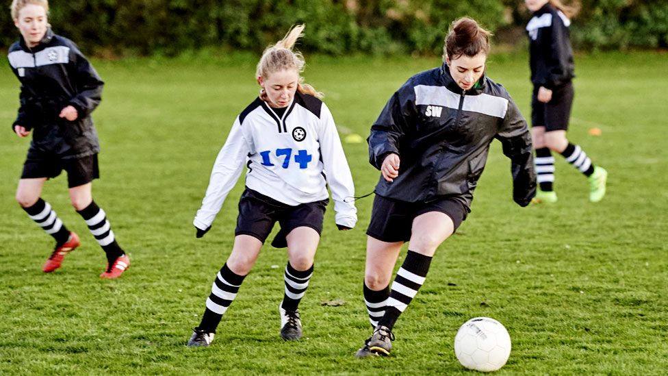 Женщины играют в футбол