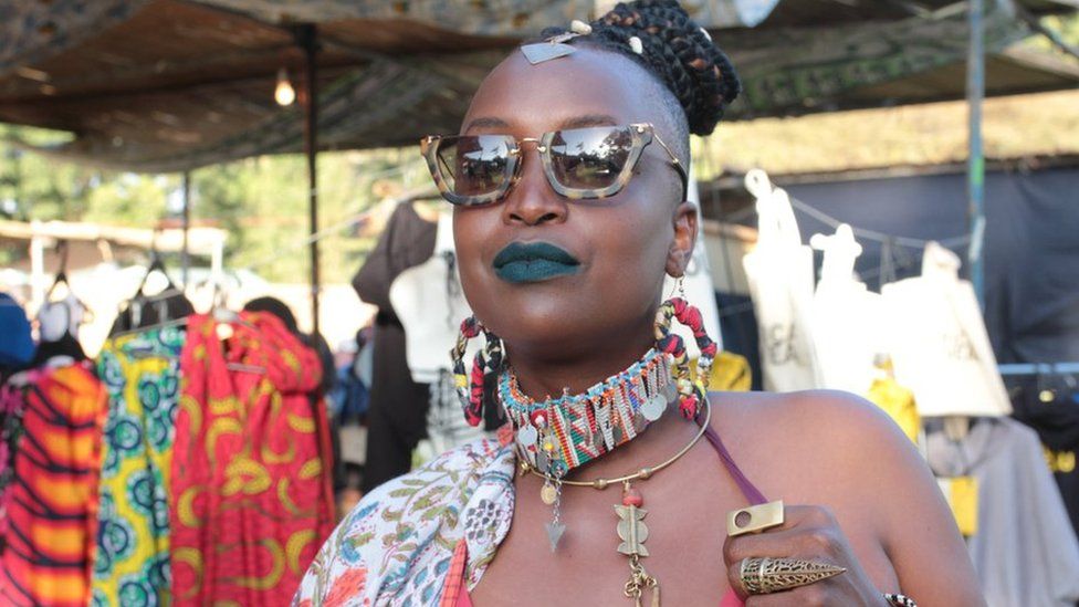 This woman wears African jewellery at the same event.