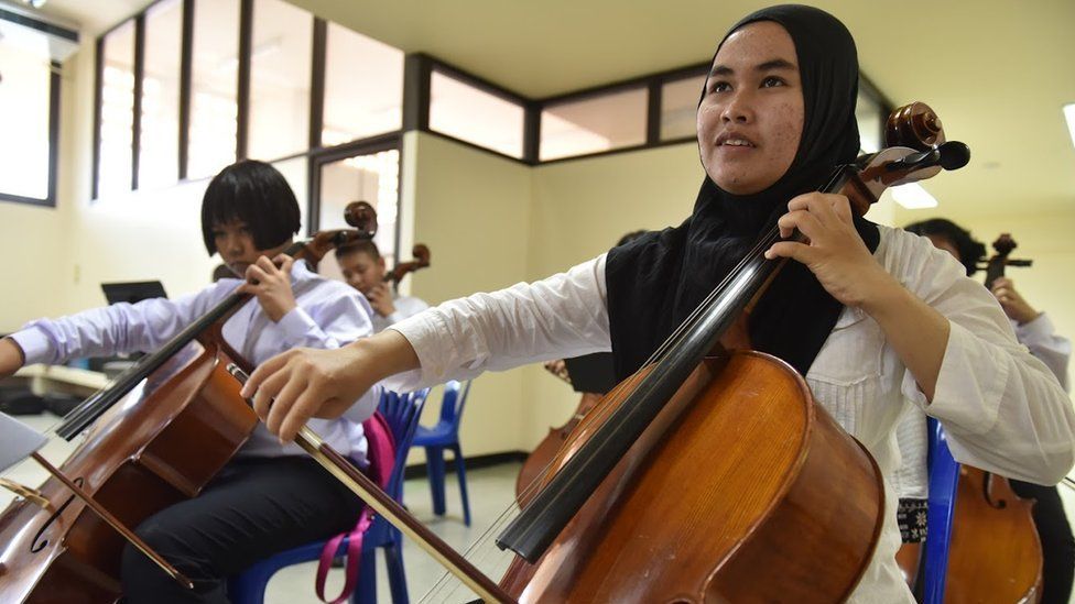 Awatif Hayiwani playing next to another young cellist