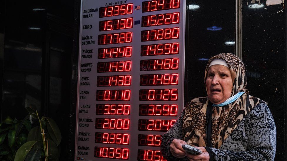 Женщина проверяет курсы на доске обменного пункта в Стамбуле, Турция, 02 декабря 2021 г.