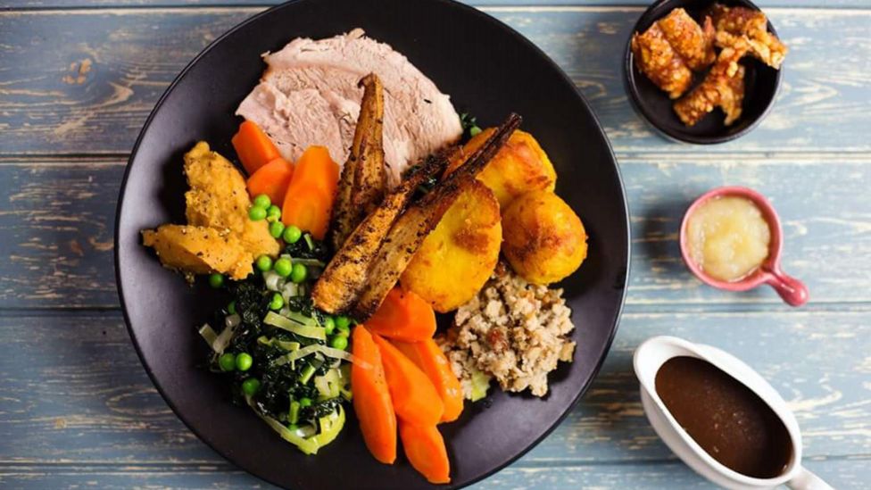 Southampton Sunday Lunch Project wins King's award BBC News