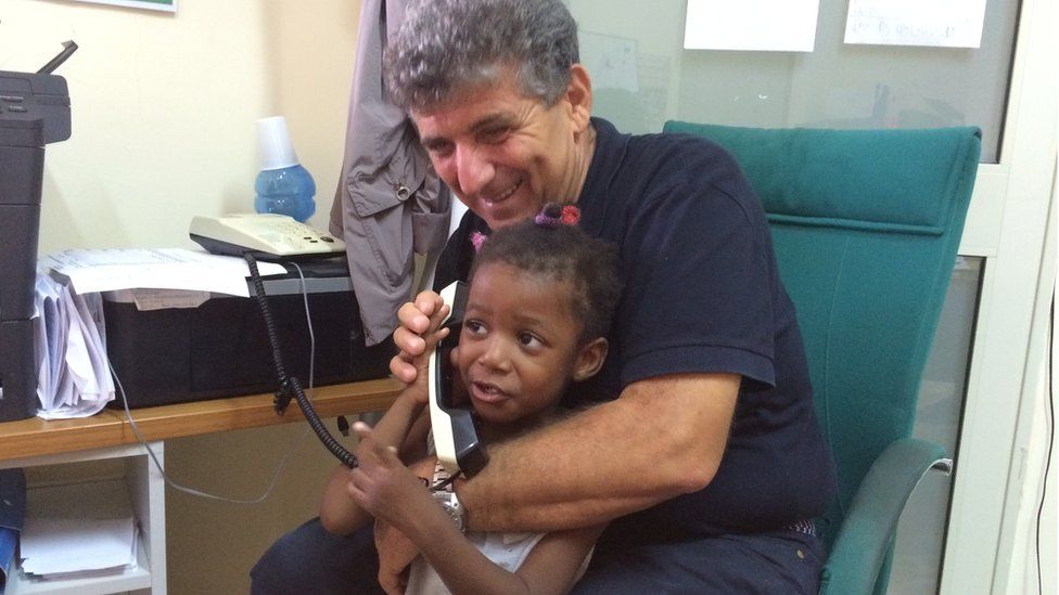 Доктор Пьетро с малийской девушкой