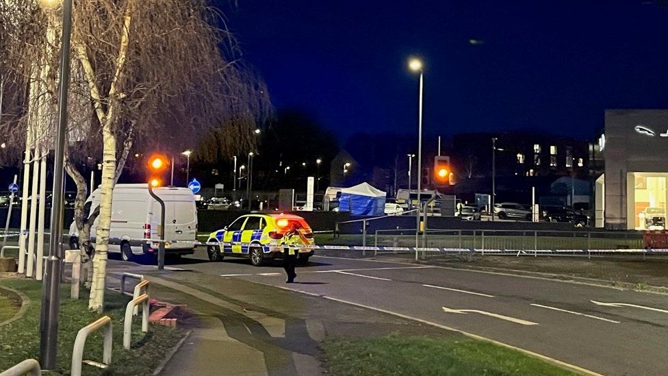 Leeds: Woman and child pedestrians killed in Scott Hall Road car crash -  BBC News