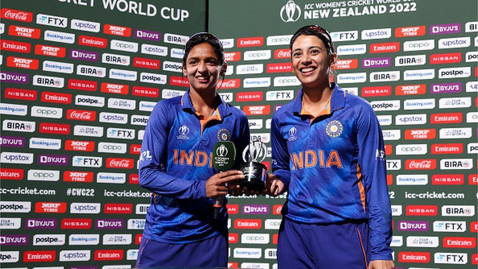 Harmanpreet Kaur (L) e Smriti Mandhana dell'India posano con il Player of the Match Award durante la partita della Coppa del Mondo di Cricket femminile 2022 tra le Indie Occidentali e l'India al Seddon Park il 12 marzo 2022 a Hamilton, Nuova Zelanda