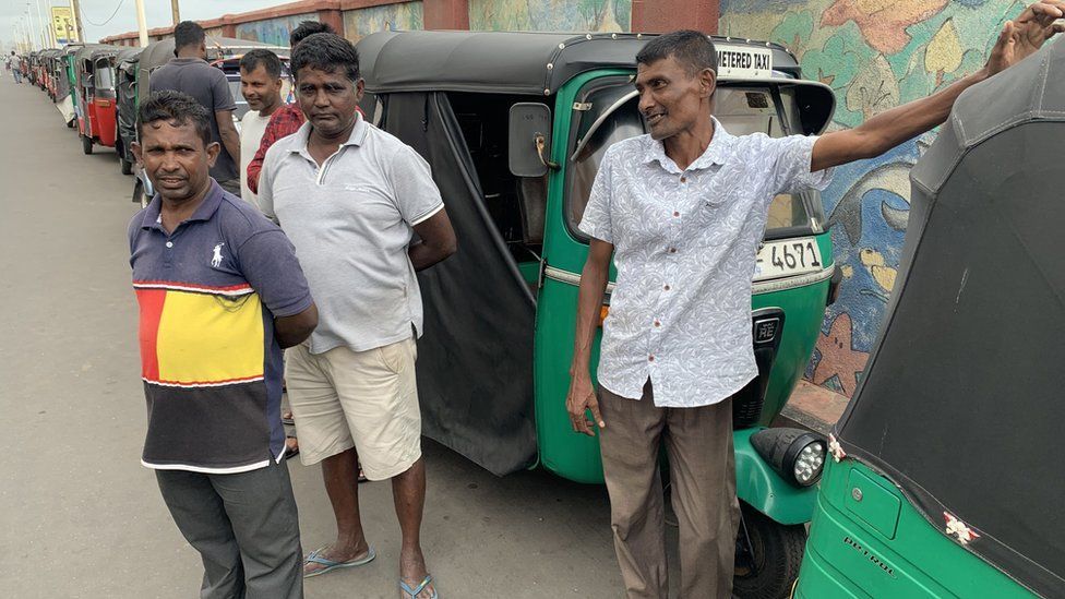 Сэр ланкийские водители туктуков стоят в очереди за топливом.