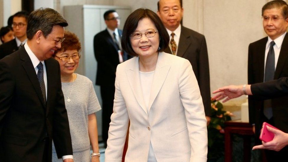 Tsai Ing-wen arrives at the presidential office to be sworn in (20 May 2016)