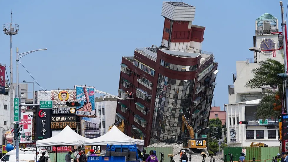 台湾地震中逃生：墙壁崩塌