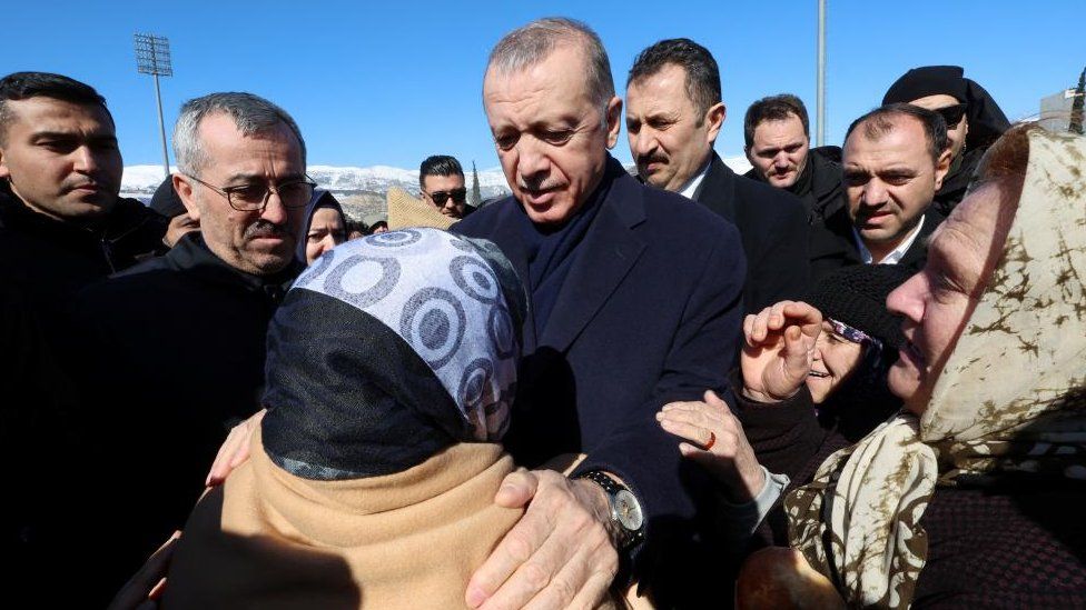 Президент Турции встречается с людьми в зоне землетрясения