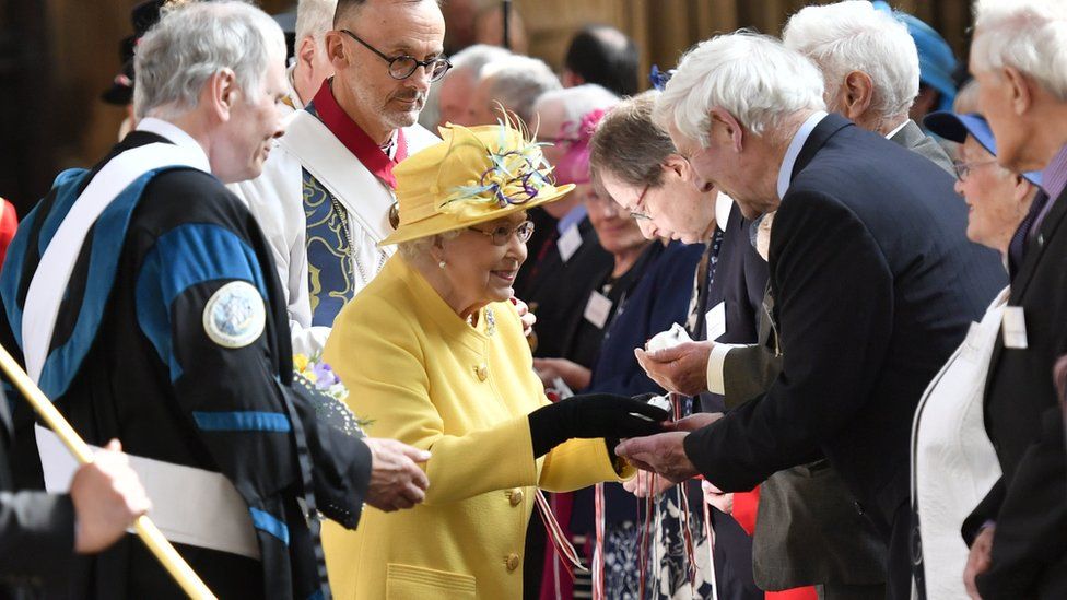 Queen hands over to Charles for Maundy Service - BBC News