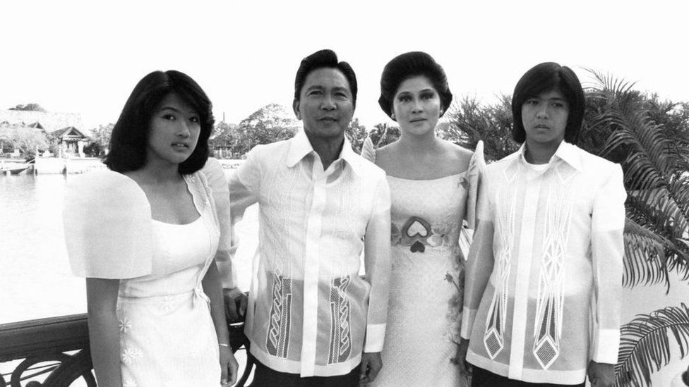 Семья покойного президента Маркоса на снимке в Маниле в 1977 году.
