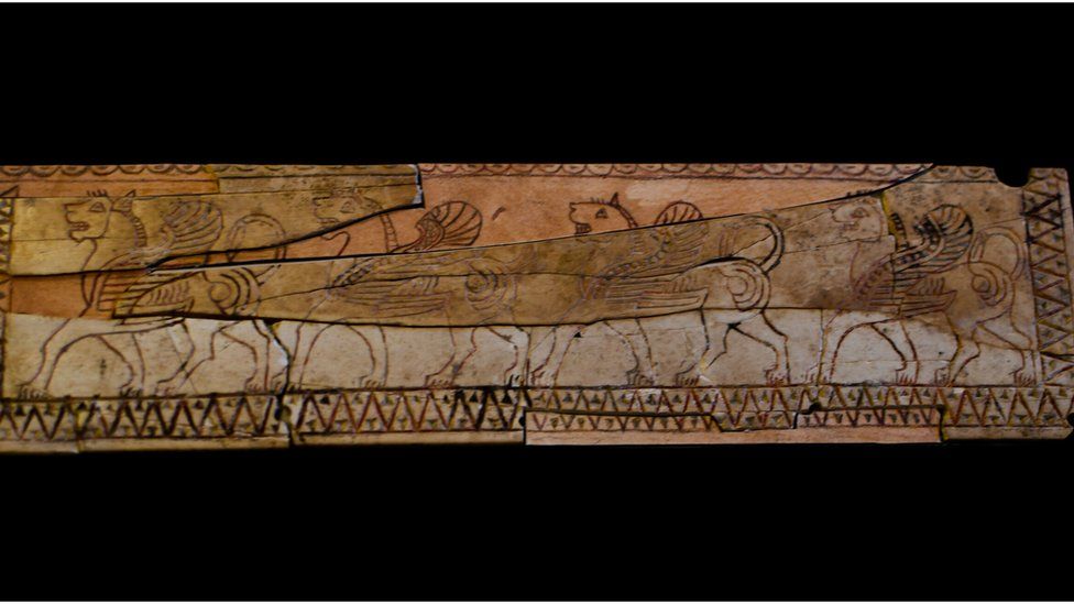 Древний рельеф с изображением четырех крылатых львов