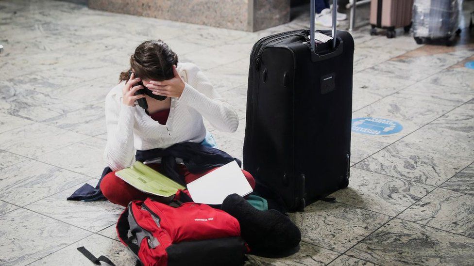 Женщина разговаривает по телефону в международном аэропорту О. Р. Тамбо
