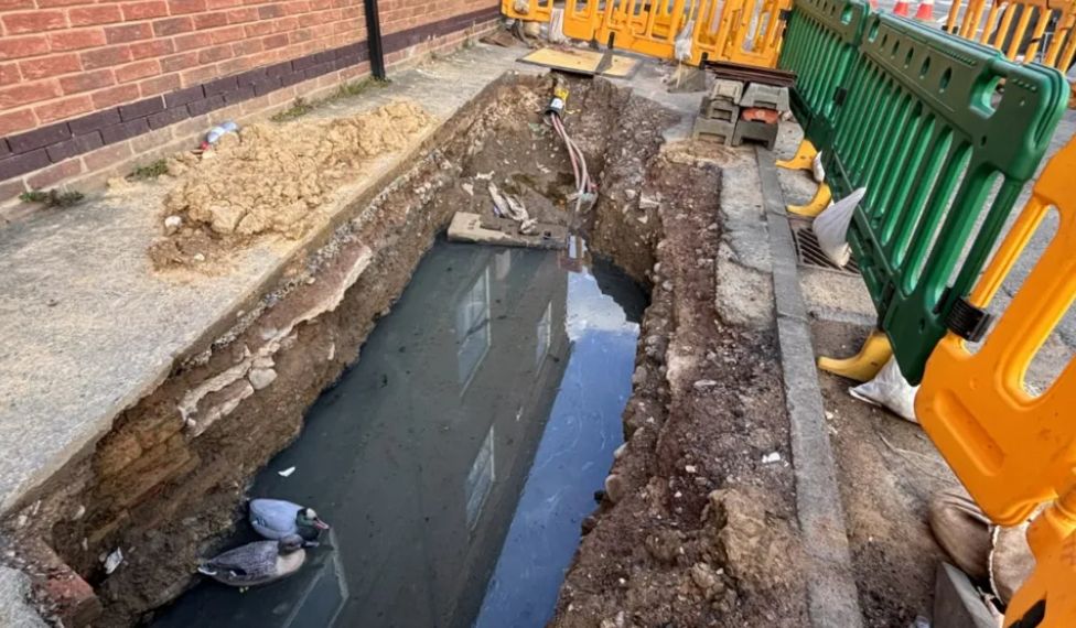 Hole in Fleckney road repaired after plastic duck protest - BBC News