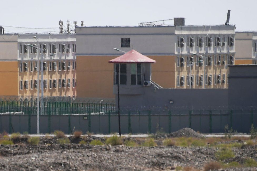 На этой фотографии, сделанной 2 июня 2019 года, показаны здания Центра профессиональной подготовки в городе Артукс, который считается лагерем перевоспитания, где содержатся в основном мусульманские этнические меньшинства, к северу от Кашгара в северо-западном районе Китая Синьцзян.