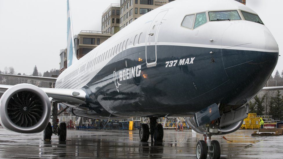 Boeing halts test flight of new plane - BBC News