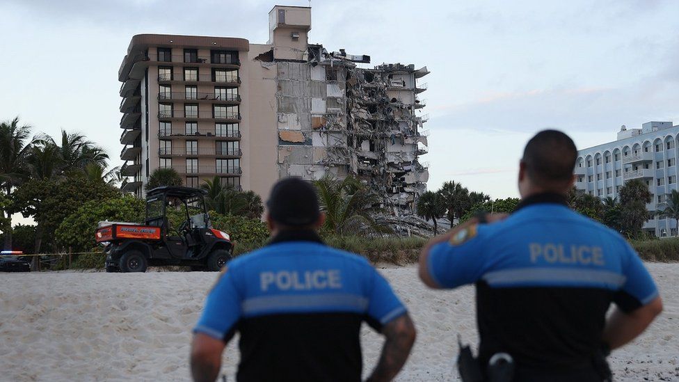 Часть 12-этажной башни кондоминиума рухнула на землю во время частичного обрушения здания 24 июня 2021 года в Серфсайде, Флорида