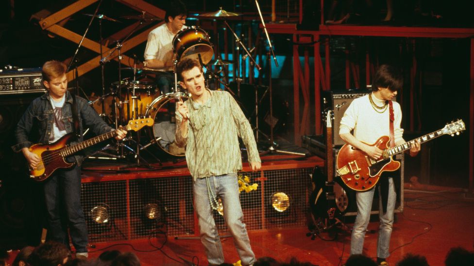 Английская рок-группа The Smiths (слева направо; Энди Рурк, Майк Джойс, Моррисси и Джонни Марр) выступает на сцене вживую, 1984 год