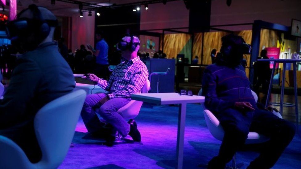 Attendees use Oculus virtual reality headset during the annual Facebook F8 developers conference in San Jose (18 April 2017)