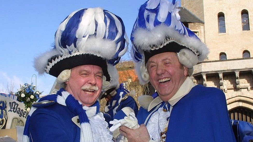 Петер Гриземанн (справа) и Карл Мойк на Кельнском карнавале, 23 февраля 2004 г.