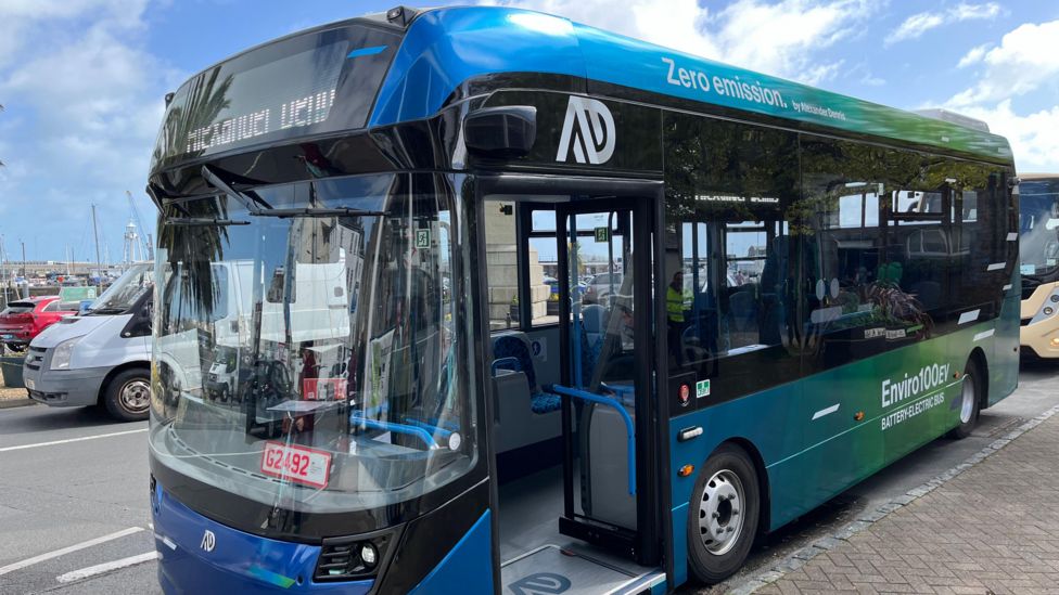 Electric bus trialled in Guernsey - BBC News