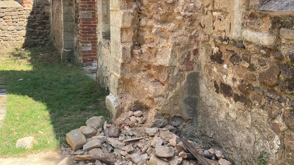 Damage to arch at Segenhoe Church